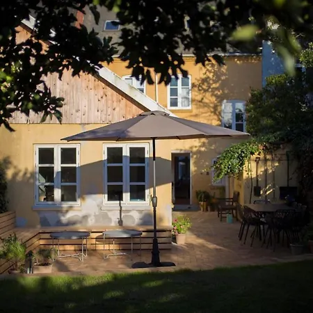 Townhouse With Private Garden In The Centre Апартаменты Оденсе