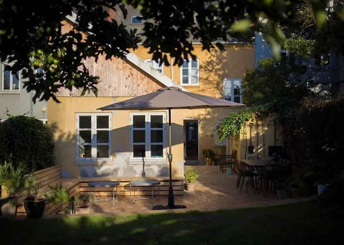 Townhouse With Private Garden In The Centre Apartamento Odense